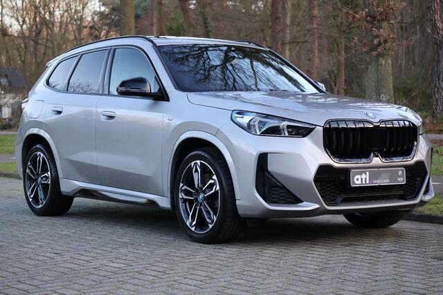 BMW X1 xDrive30e M-Sport | HUD | 360 | Harman Kardon | Pano | Massage | Elektr. Trekhaak | Driving ass + | Stuurwielverwarming | Keyless | Etc. Volledige Fabrieksgarantie tot Aug 2026 | Premium selectie tot Aug 2029