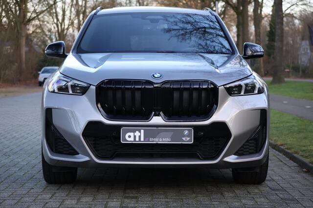 BMW X1 xDrive30e M-Sport | HUD | 360 | Harman Kardon | Pano | Massage | Elektr. Trekhaak | Driving ass + | Stuurwielverwarming | Keyless | Etc. Volledige Fabrieksgarantie tot Aug 2026 | Premium selectie tot Aug 2029