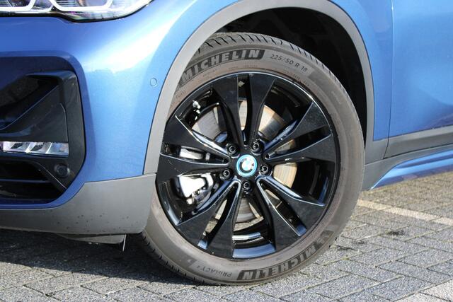 BMW X1 xDrive25e Sport Line Automaat / Panoramadak / Trekhaak / Sportstoelen / Comfort Access / Adaptieve LED / Park Assistant / Navigatiesysteem