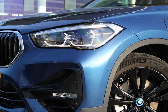 BMW X1 xDrive25e Sport Line Automaat / Panoramadak / Trekhaak / Sportstoelen / Comfort Access / Adaptieve LED / Park Assistant / Navigatiesysteem