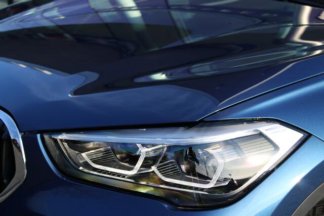 BMW X1 xDrive25e Sport Line Automaat / Panoramadak / Trekhaak / Sportstoelen / Comfort Access / Adaptieve LED / Park Assistant / Navigatiesysteem