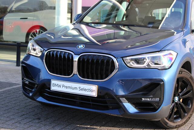 BMW X1 xDrive25e Sport Line Automaat / Panoramadak / Trekhaak / Sportstoelen / Comfort Access / Adaptieve LED / Park Assistant / Navigatiesysteem