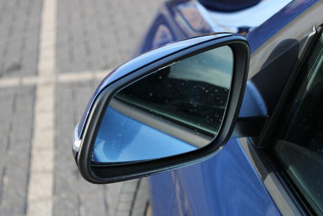 BMW X1 xDrive25e Sport Line Automaat / Panoramadak / Trekhaak / Sportstoelen / Comfort Access / Adaptieve LED / Park Assistant / Navigatiesysteem