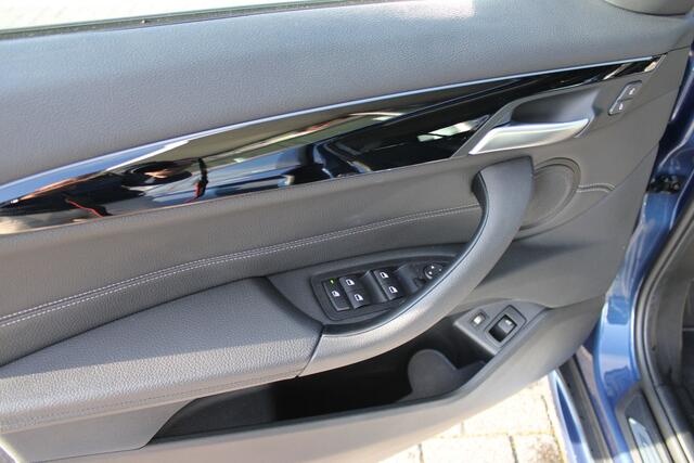 BMW X1 xDrive25e Sport Line Automaat / Panoramadak / Trekhaak / Sportstoelen / Comfort Access / Adaptieve LED / Park Assistant / Navigatiesysteem