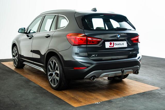 BMW X1 sDrive20i x-Line - Trekhaak - Panoramadak - Cruise control - Park/Driving Assistant - Sportstoelen - Elektrisch verwarmde voorstoelen - Head up - Harman Kardon - Lichtpakket - Achteruitrijcamera -