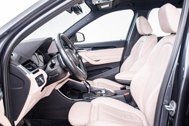 BMW X1 sDrive20i x-Line - Trekhaak - Panoramadak - Cruise control - Park/Driving Assistant - Sportstoelen - Elektrisch verwarmde voorstoelen - Head up - Harman Kardon - Lichtpakket - Achteruitrijcamera -