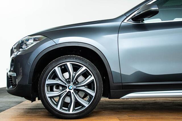 BMW X1 sDrive20i x-Line - Trekhaak - Panoramadak - Cruise control - Park/Driving Assistant - Sportstoelen - Elektrisch verwarmde voorstoelen - Head up - Harman Kardon - Lichtpakket - Achteruitrijcamera -