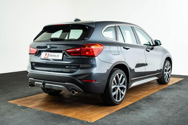 BMW X1 sDrive20i x-Line - Trekhaak - Panoramadak - Cruise control - Park/Driving Assistant - Sportstoelen - Elektrisch verwarmde voorstoelen - Head up - Harman Kardon - Lichtpakket - Achteruitrijcamera -