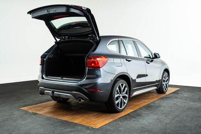 BMW X1 sDrive20i x-Line - Trekhaak - Panoramadak - Cruise control - Park/Driving Assistant - Sportstoelen - Elektrisch verwarmde voorstoelen - Head up - Harman Kardon - Lichtpakket - Achteruitrijcamera -