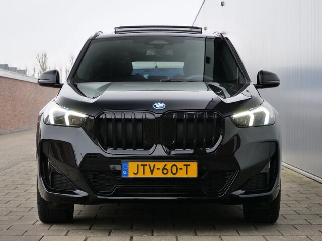 BMW X1 xDrive25e M Sport pakket Pro 245 Pk Automaat Schuifdak / Winterpakket / Harman Kardon