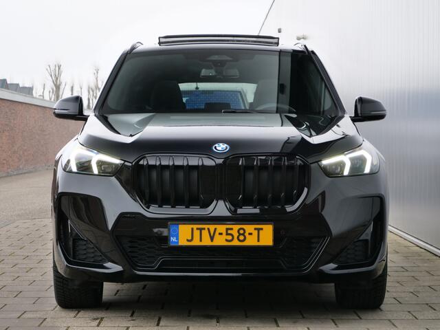 BMW X1 xDrive25e M Sport pakket Pro 245 Pk Automaat Schuifdak / Winterpakket / Harman Kardon
