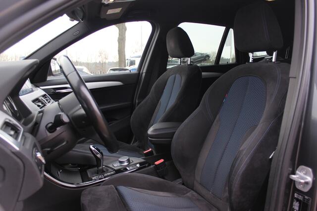 BMW X1 sDrive18i Executive Ed. M Sport / Trekhaak / Camera / Head-up / Alcantara / Navigatie / Sportstoelen / Getint glas / Cruise Control