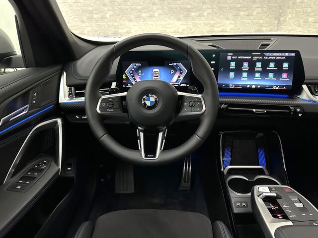 BMW X1 18i M-Sport Performance-Pack | Panorama | Sportstoelen | Carbon | Keyless-Entry | Sfeerverlichting | Achteruitrij-Camera | Carplay | Full-LED | Black-Optic | Getint Glas | Stoelverwarming | Draadloos Laden |
