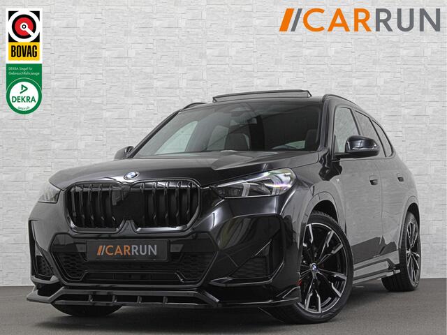 BMW X1 18i M-Sport Performance-Pack | Panorama | Sportstoelen | Carbon | Keyless-Entry | Sfeerverlichting | Achteruitrij-Camera | Carplay | Full-LED | Black-Optic | Getint Glas | Stoelverwarming | Draadloos Laden |