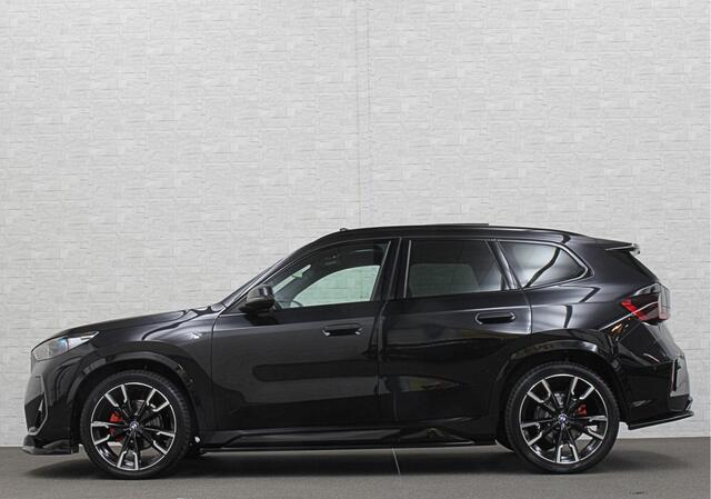 BMW X1 18i M-Sport Performance-Pack | Panorama | Sportstoelen | Carbon | Keyless-Entry | Sfeerverlichting | Achteruitrij-Camera | Carplay | Full-LED | Black-Optic | Getint Glas | Stoelverwarming | Draadloos Laden |