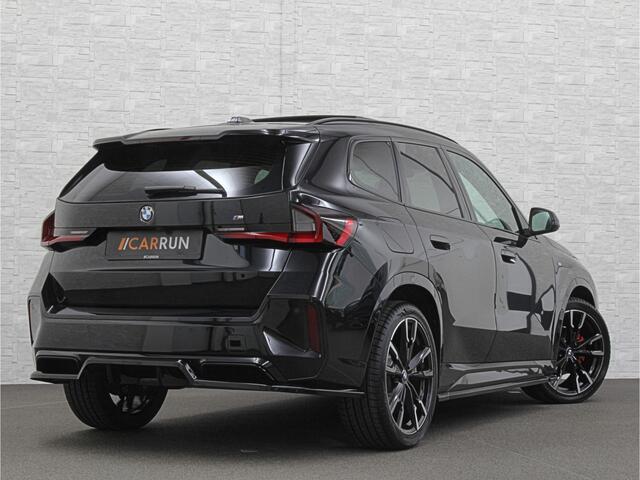 BMW X1 18i M-Sport Performance-Pack | Panorama | Sportstoelen | Carbon | Keyless-Entry | Sfeerverlichting | Achteruitrij-Camera | Carplay | Full-LED | Black-Optic | Getint Glas | Stoelverwarming | Draadloos Laden |