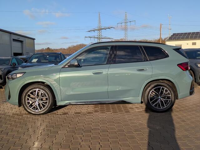 BMW X1 xDrive23i M Sport Panoramadak Trekhaak Head-Up Display Leder ACC Stoelverwarming Harman-Kardon Carplay 360 Camera Stuurwielverwarming