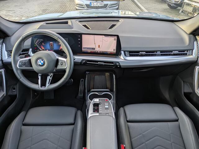 BMW X1 xDrive23i M Sport Panoramadak Trekhaak Head-Up Display Leder ACC Stoelverwarming Harman-Kardon Carplay 360 Camera Stuurwielverwarming