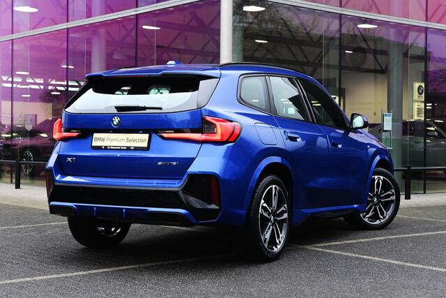 BMW X1 sDrive18i M Sport Automaat / Trekhaak / Sportstoelen / Achteruitrijcamera / M Adaptief onderstel / Comfort Access / Adaptieve LED / Stoelverwarming