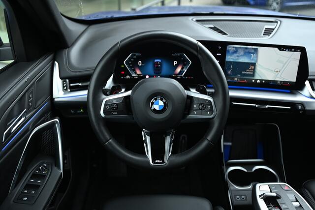 BMW X1 sDrive18i M Sport Automaat / Trekhaak / Sportstoelen / Achteruitrijcamera / M Adaptief onderstel / Comfort Access / Adaptieve LED / Stoelverwarming