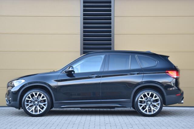 BMW X1 sDrive20i VDL Nedcar Edition * Sportstoelen * Panoramadak * Trekhaak * Face Lift * Head-up *
