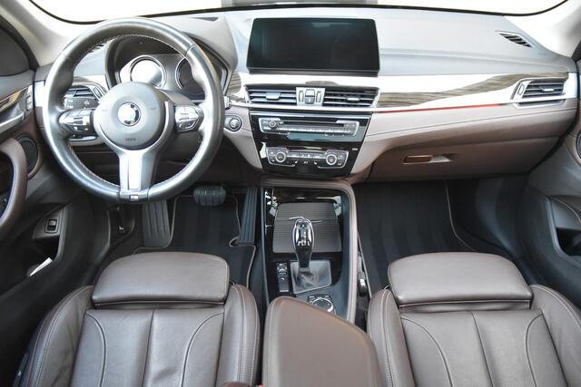 BMW X1 sDrive20i VDL Nedcar Edition * Sportstoelen * Panoramadak * Trekhaak * Face Lift * Head-up *