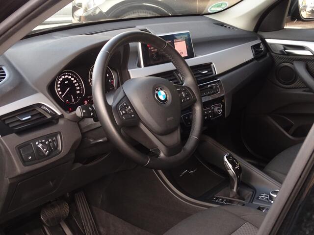 BMW X1 sDrive20i Sportif | All-Black | Uniek | Custom | 19 inch | Nav