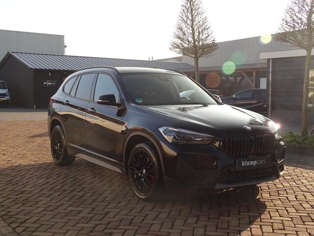 BMW X1 sDrive20i Sportif | All-Black | Uniek | Custom | 19 inch | Nav