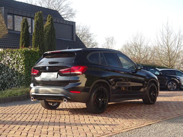 BMW X1 sDrive20i Sportif | All-Black | Uniek | Custom | 19 inch | Nav