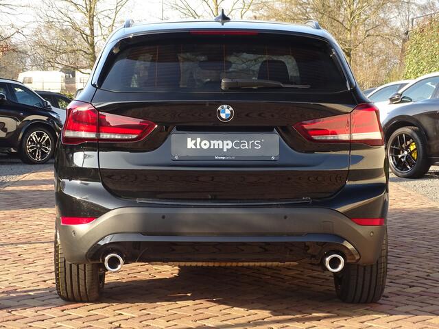 BMW X1 sDrive20i Sportif | All-Black | Uniek | Custom | 19 inch | Nav