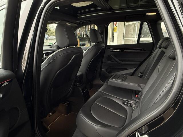 BMW X1 sDrive20i VDL Nedcar Edition | PANORAMA | 19 INCH LM VELGEN | SPORTSTOELEN | ADAPT. CRUISE | SPORTSTOELEN | CAMERA |