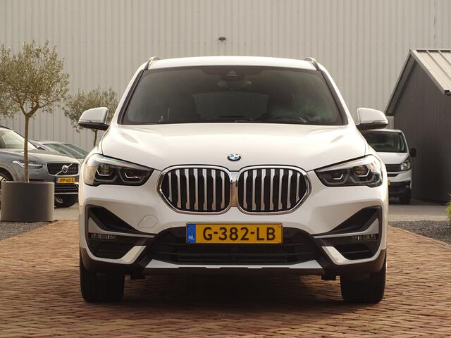 BMW X1 sDrive20i ParelWeiss | Full Options | HUD | NavPro | Stoelverw | All wheater | Uniek