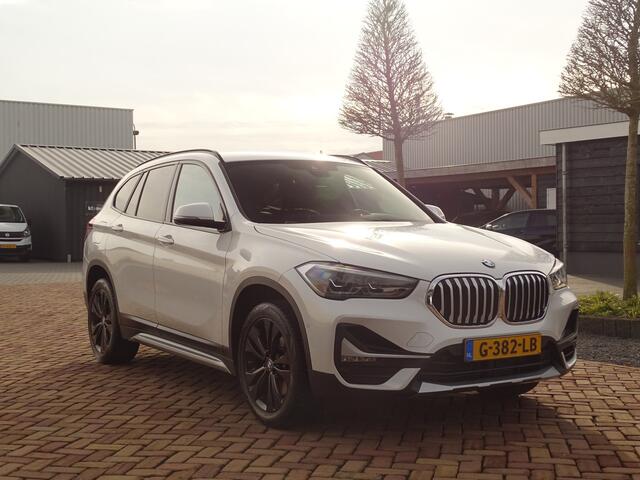 BMW X1 sDrive20i ParelWeiss | Full Options | HUD | NavPro | Stoelverw | All wheater | Uniek