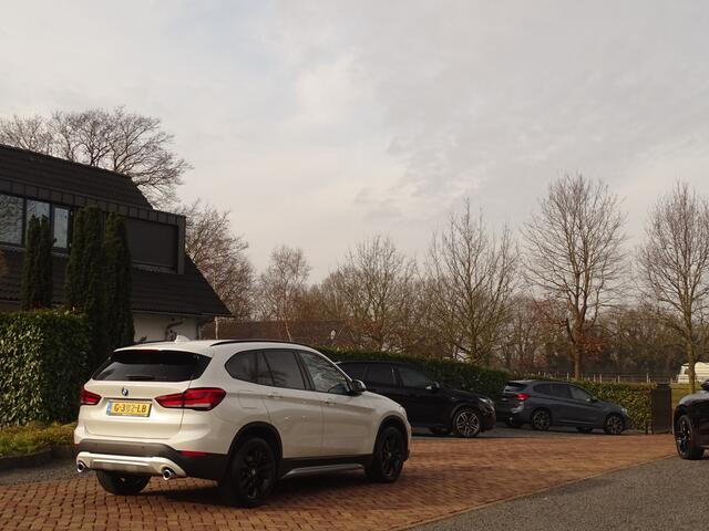 BMW X1 sDrive20i ParelWeiss | Full Options | HUD | NavPro | Stoelverw | All wheater | Uniek