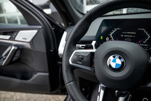 BMW X1 sDrive18i | M-Sport | Maxron | Shadow | Harman/Kardon | Keyless | Sportstoelen | Camera | Adap. led | 19' inch |