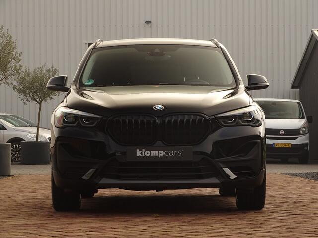 BMW X1 sDrive20i Sportif | All-Black | Uniek | Custom | 19 inch | Nav