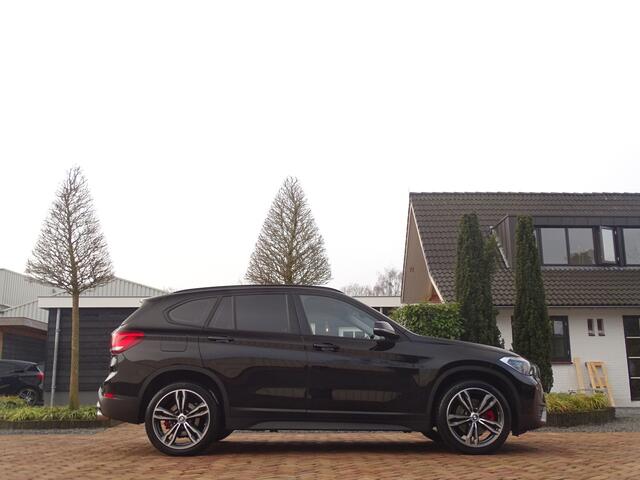 BMW X1 sDrive20i Sportif | All-Black | Uniek | Custom | 19 inch | Nav
