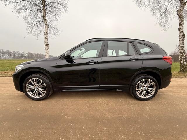 BMW X1 sDrive18i Executive Edition | NED AUTO | HUD | PANORAMADAK | HOGE INSTAP | TREKHAAK |