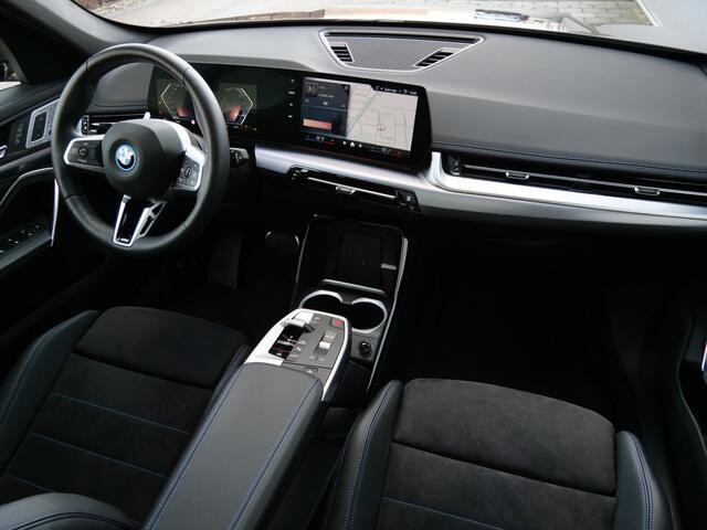 BMW X1 xDrive25e M Sport pakket Pro 245 Pk Automaat Schuifdak / Winterpakket / Harman Kardon