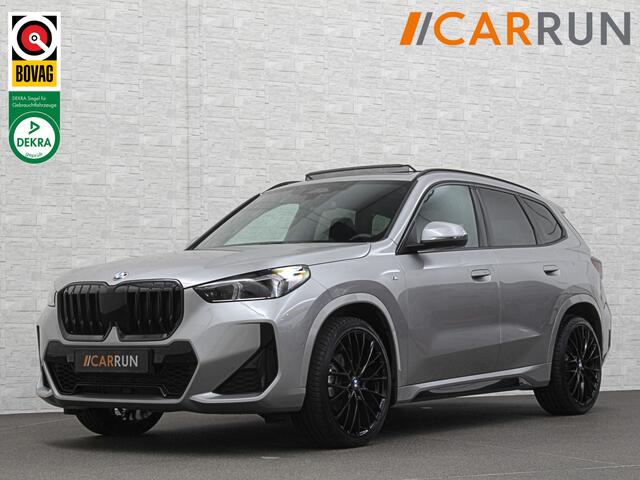 BMW X1 18i M-Sport | Panorama | Sportstoelen | Keyless-Entry | Sfeerverlichting | Achteruitrij-Camera | 5x op voorraad! | Carplay | Full-LED | Black-Optic | Getint Glas | Stoelverwarming | Draadloos Laden |