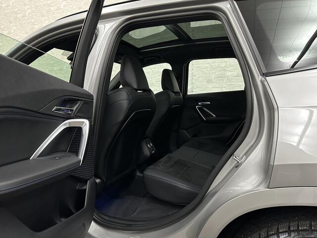 BMW X1 18i M-Sport | Panorama | Sportstoelen | Keyless-Entry | Sfeerverlichting | Achteruitrij-Camera | 5x op voorraad! | Carplay | Full-LED | Black-Optic | Getint Glas | Stoelverwarming | Draadloos Laden |