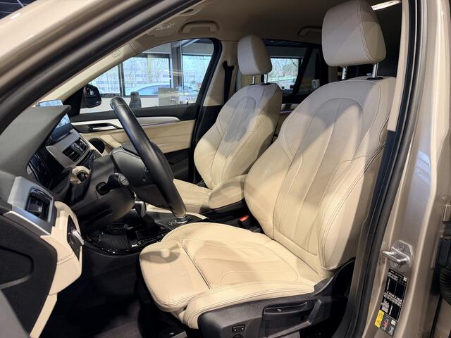 BMW X1 xDrive25e High Executive Kaschmirsilber | Beige leder | Camera | HUD | Stoelverwarming 4x4