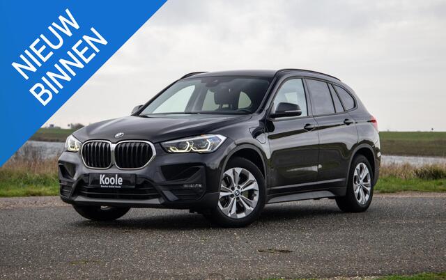 BMW X1 xDrive25e Executive CAMERA / CARPLAY / HEAD UP DISPLAY / LEDER / LED / CRUISE CONTROLE / STOELVERWARMING
