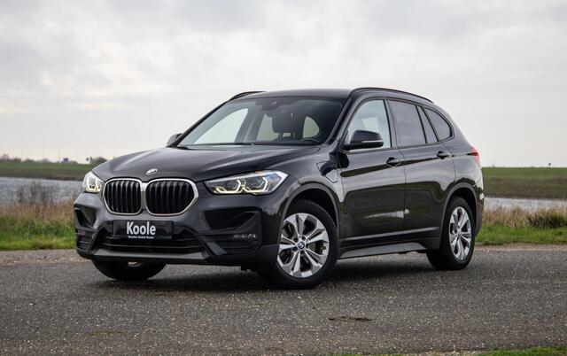 BMW X1 xDrive25e Executive CAMERA / CARPLAY / HEAD UP DISPLAY / LEDER / LED / CRUISE CONTROLE / STOELVERWARMING