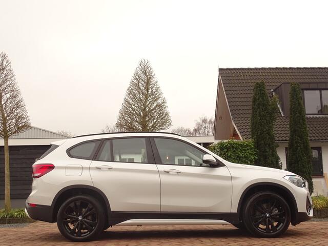 BMW X1 sDrive18i | Handbak | Uniek | PearlWeiss | Leer | Nav | All-black!