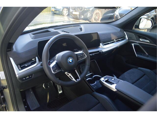 BMW X1 xDrive25e High Executive M Sport Automaat / Panoramadak / Trekhaak / Sportstoelen / Head-Up / Adaptieve LED / M Adaptief onderstel / Parking Assistant Plus / Comfort Access
