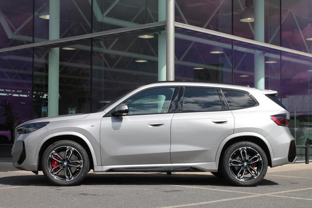 BMW X1 sDrive20i High Executive M Sport Automaat / Panoramadak / Sportstoelen / Parking Assistant Plus / Adaptief M Onderstel / Head-Up / Comfort Access