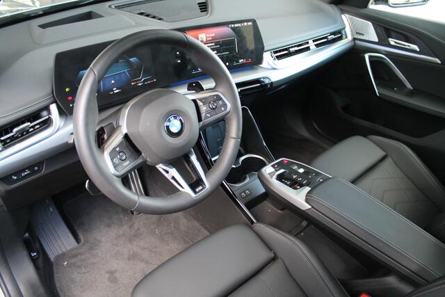 BMW X1 sDrive20i High Executive M Sport Automaat / Panoramadak / Sportstoelen / Parking Assistant Plus / Adaptief M Onderstel / Head-Up / Comfort Access