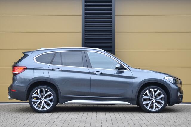 BMW X1 sDrive20i High Executive * LED Koplampen * Harman/Kardon * DAB * Sportstoelen * 19 inch Lm *