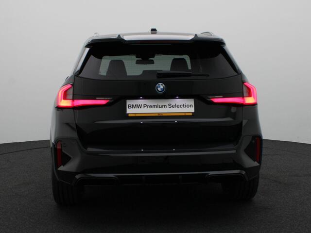 BMW X1 xDrive25e M Sportpakket Pro | Premium Pack | Comfort Pack | Travel Pack | Stuurwielrand Verwarmd | Trekhaak | Panoramadak | Elektrisch verstelbare stoelen | Driving Assistant Plus | Harman Kardon | 19''